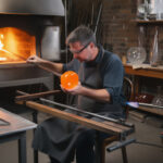 découvrez le fonctionnement d'une souffleuse de verre et explorez ses principaux usages dans l'artisanat et l'industrie du verre.
