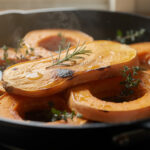 découvrez nos astuces simples et efficaces pour réussir la cuisson des tranches de butternut à la poêle, pour un plat savoureux et parfaitement doré.